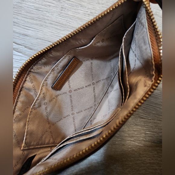 Michael Kors Jet Set Wristlet - Picture 3 of 5